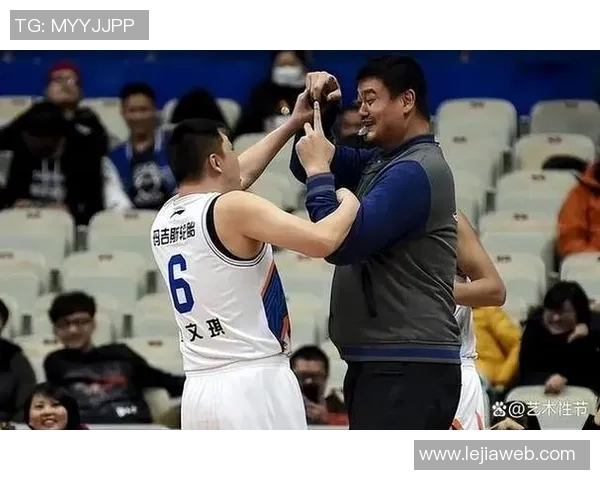 裁判在比赛中全力保护姚明确保其安全与比赛公平性引发热议