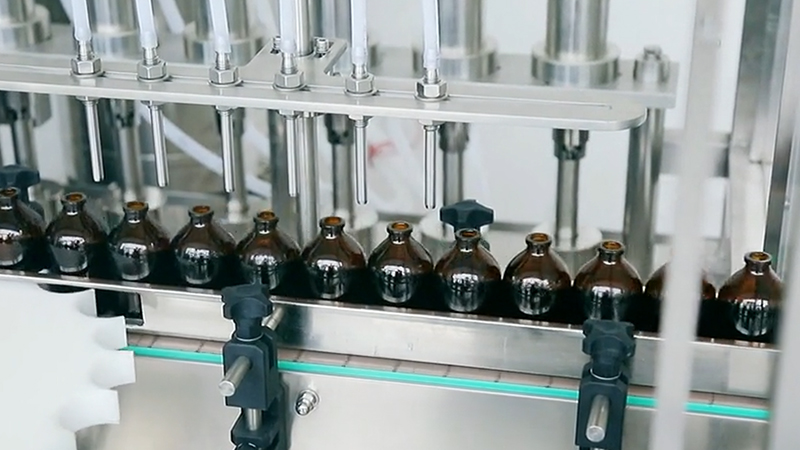 哪些商品是由自动液体灌装机灌装的？ 